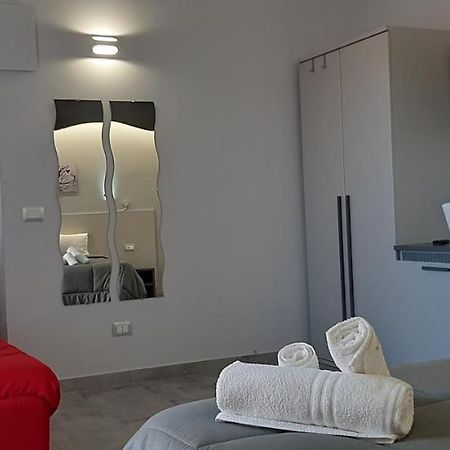 Donjon Suite Centro Storico กัสเตลบูโอโน ภายนอก รูปภาพ