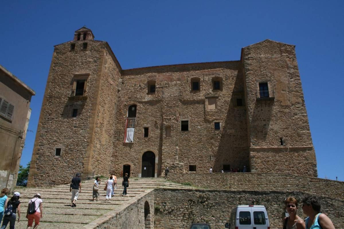 Donjon Suite Centro Storico กัสเตลบูโอโน ภายนอก รูปภาพ