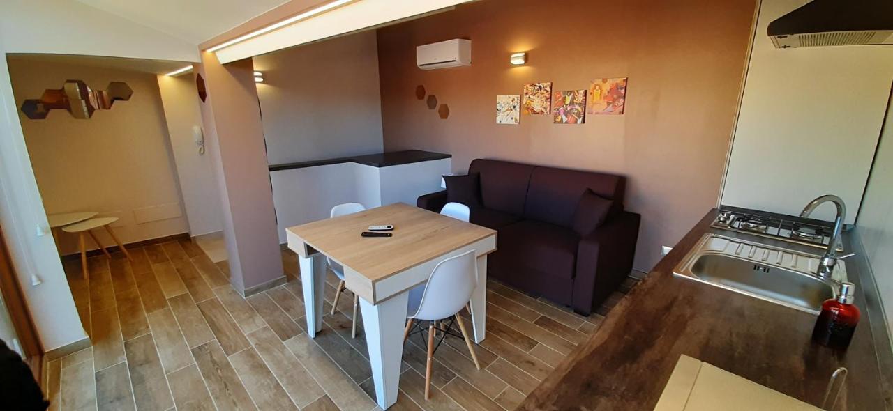 Donjon Suite Centro Storico กัสเตลบูโอโน ภายนอก รูปภาพ
