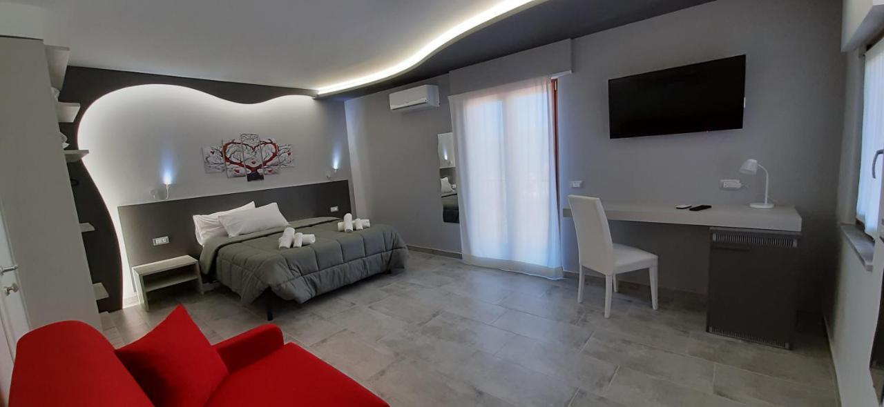 Donjon Suite Centro Storico กัสเตลบูโอโน ภายนอก รูปภาพ