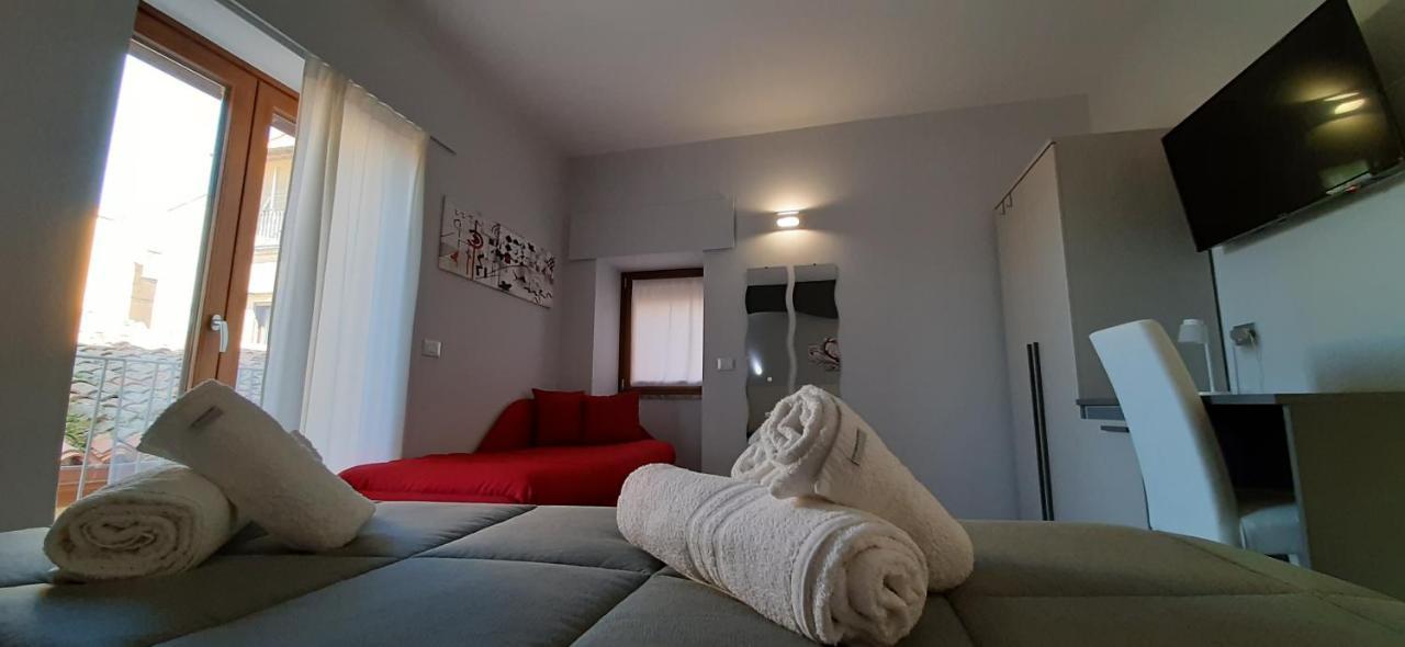 Donjon Suite Centro Storico กัสเตลบูโอโน ภายนอก รูปภาพ