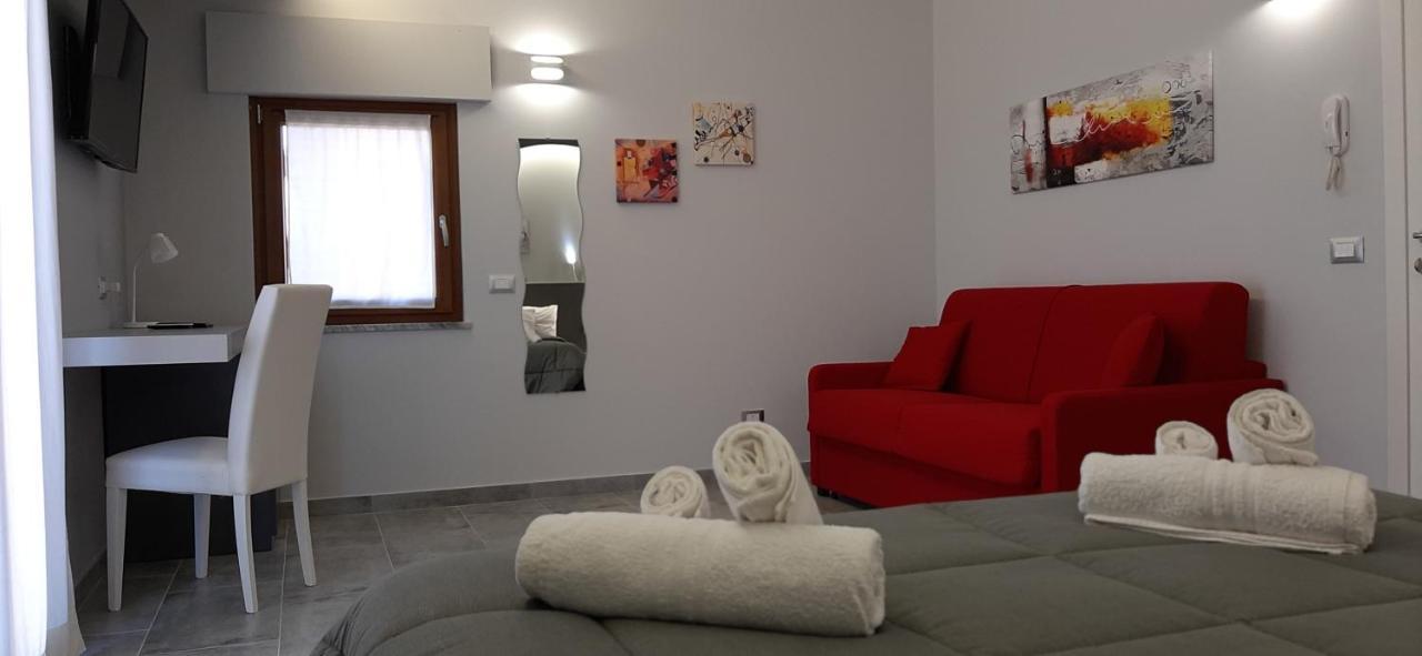 Donjon Suite Centro Storico กัสเตลบูโอโน ภายนอก รูปภาพ